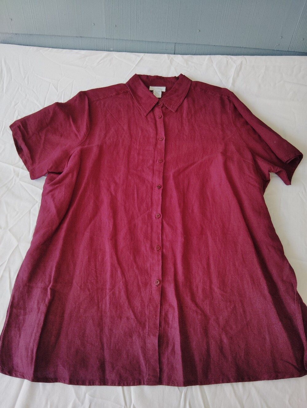 Avenue Women's Short-Sleeve Button-Down Shirt in Burgundy